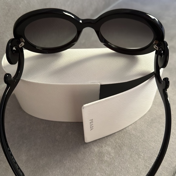 Prada  genuine Sunglasses comes with the case still new made in Italy - Picture 3 of 16